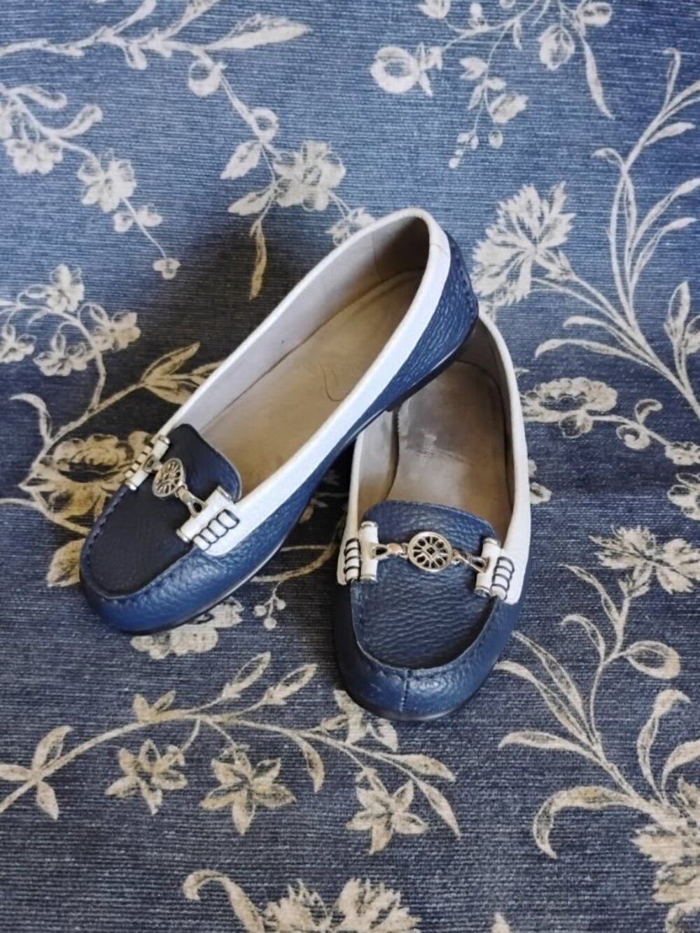 Loafers, Exc Cond, Women Aerosoles size 6M, White/Navy Leather